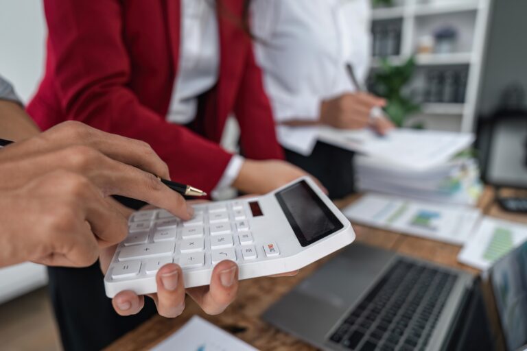 2025 Yılı Bordro Parametreleri II 1 business team discussion of reports displayed in c 2025 01 10 05 28 08 utc