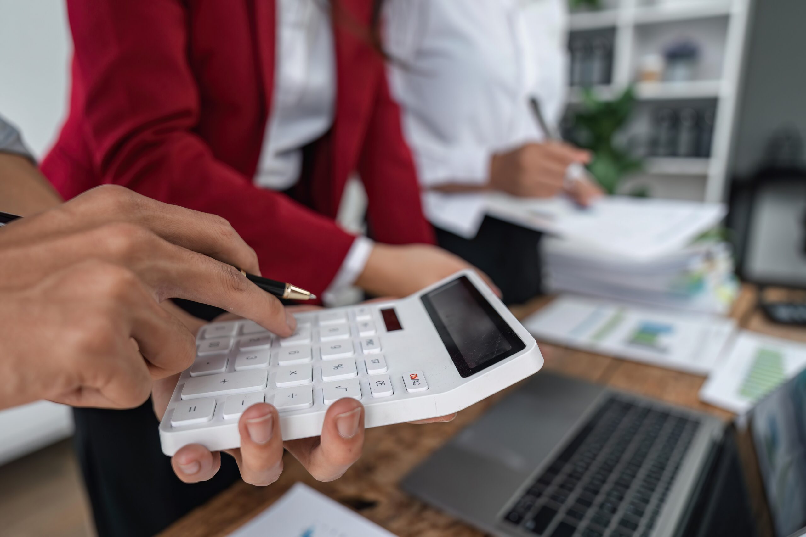 2025 Yılı Bordro Parametreleri II 1 business team discussion of reports displayed in c 2025 01 10 05 28 08 utc scaled