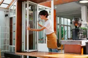 İki farklı işte çalışan ofis çalışanı görseli