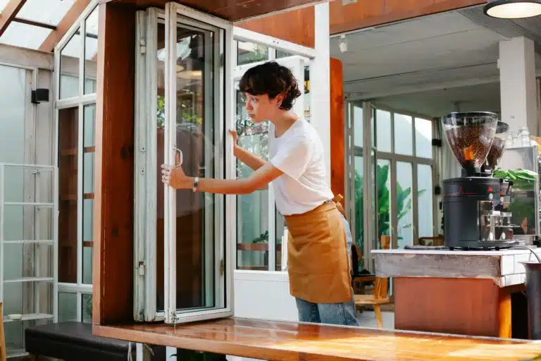 İşçinin Ek İş Yapma Hakkının Sınırları 5 İki farklı işte çalışan ofis çalışanı görseli