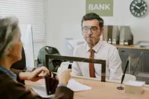 Ücret banka zorunluluğu yönetmeliği ile çalışan maaşlarının banka üzerinden ödenmesi