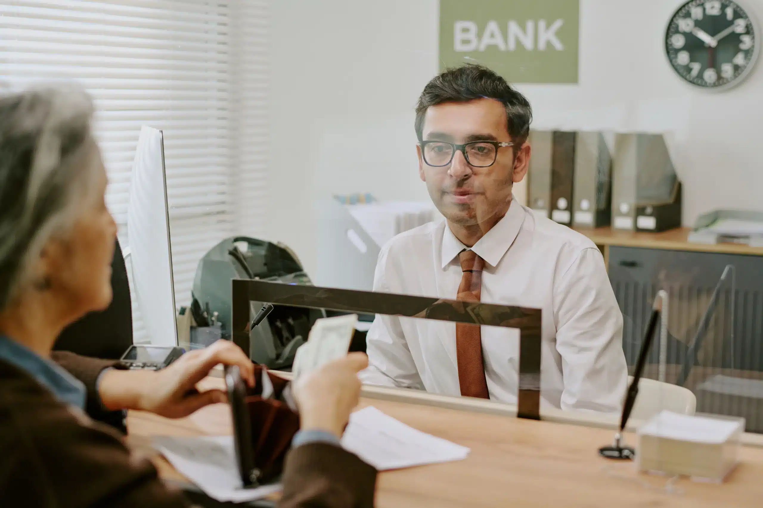 Ücret ve Prim Ödemelerinde Banka Zorunluluğu Güncellendi 1 Ücret banka zorunluluğu yönetmeliği ile çalışan maaşlarının banka üzerinden ödenmesi